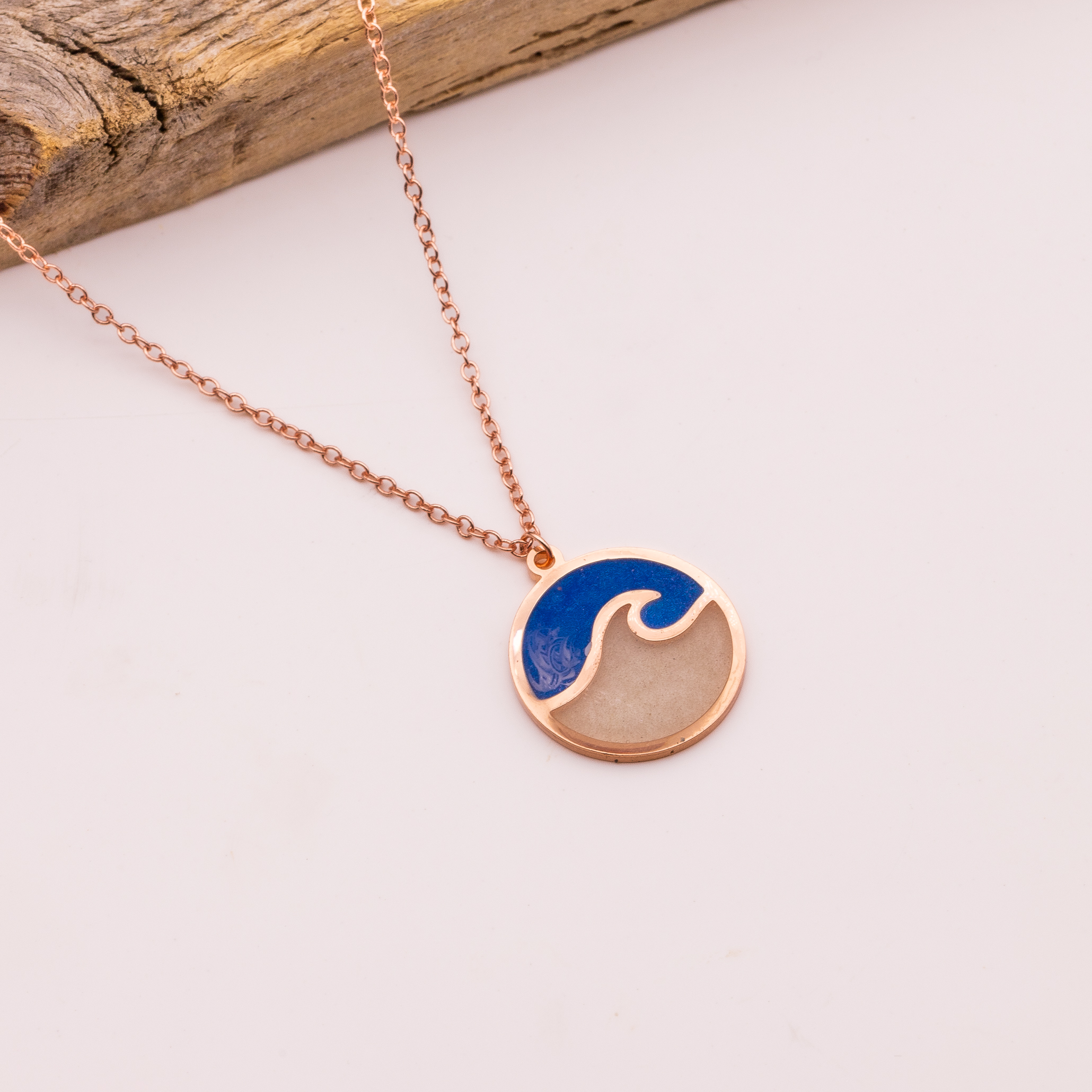 Colgante artesanal con arena y ola azul – joya única de la costa gallega