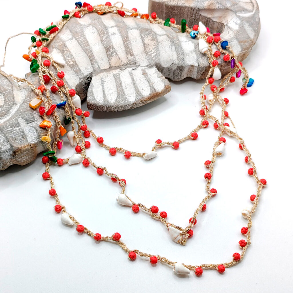 Collar de piedras y conchas marinas