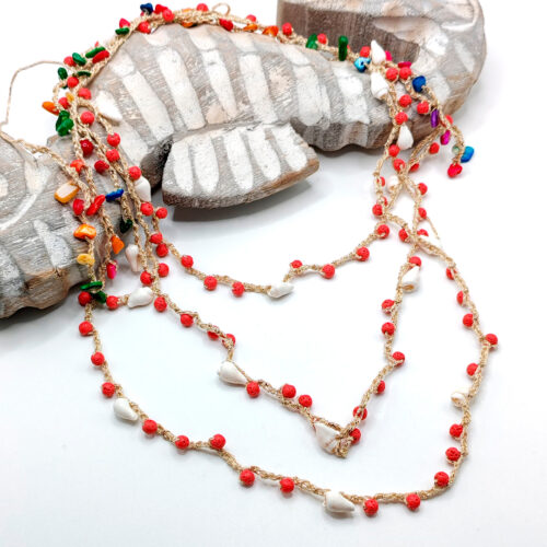 Collar artesanal con piedras naturales y conchas marinas